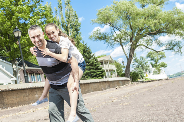 Father and daughter have fun outside - 写真・画像