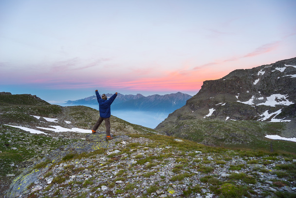 Une personne regardant le lever du soleil haut dans les Alpes
 - Photo, image