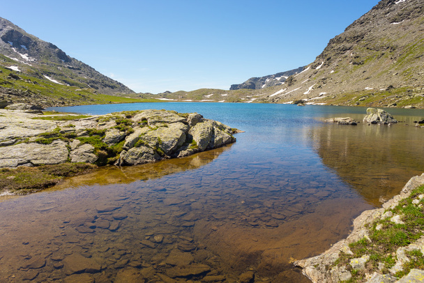 Lago alpino azul de alta altitude no verão
 - Foto, Imagem