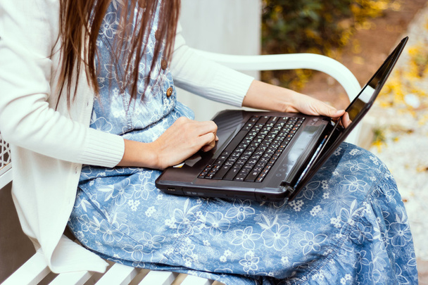giovane donna utilizzando il computer portatile - Foto, immagini