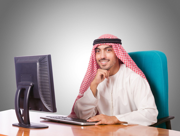 コンピュータを扱うアラブの実業家 - 写真・画像