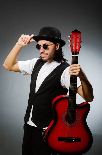 Άνθρωπος φορώντας γυαλιά ηλίου, και παίζοντας κιθάρα - Φωτογραφία, εικόνα