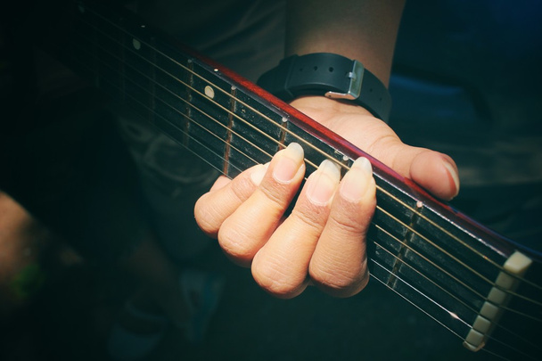 vrouw die gitaar speelt - Foto, afbeelding