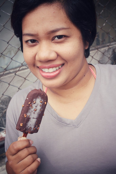 Çikolatalı dondurma buz pop yeme kadın  - Fotoğraf, Görsel