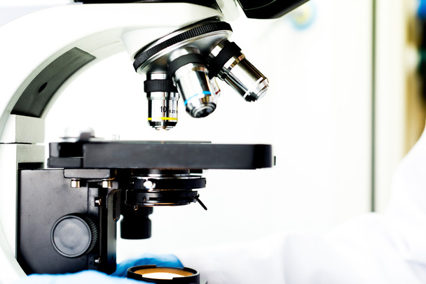 Μικροσκόπιο φακό σε ένα εργαστήριο - Φωτογραφία, εικόνα