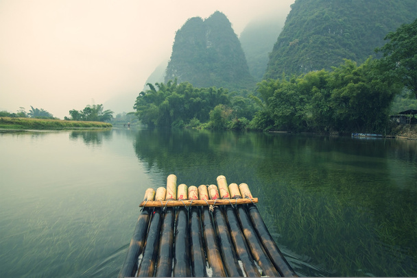 rafting de bambú en el río Yulong
 - Foto, Imagen