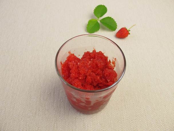 Jäähedelmä smoothie mansikoiden kanssa
 - Valokuva, kuva