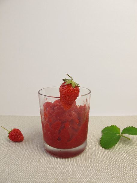Smoothie aux fruits glacés aux fraises
 - Photo, image