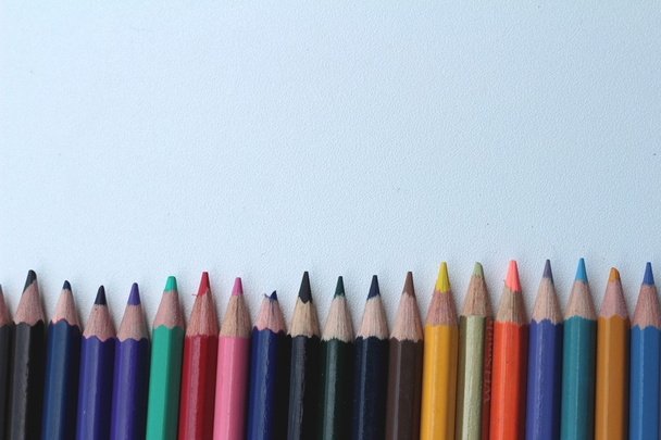 Красочные карандаши - изолированные на белом фоне
 - Фото, изображение