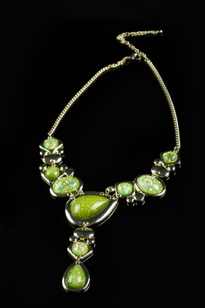 luxury green necklace on black stand - Foto, afbeelding