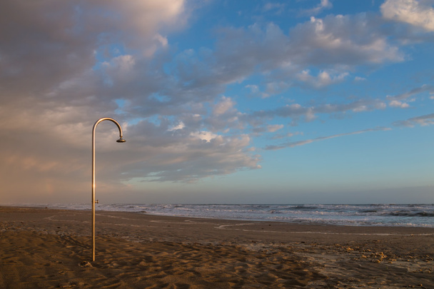 ducha de acero inoxidable en la playa
 - Foto, Imagen
