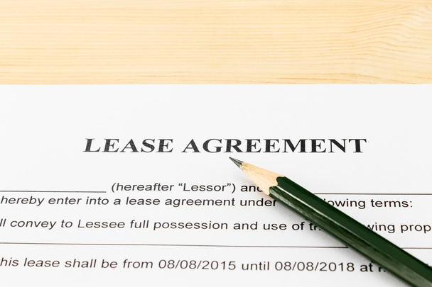 Contrato de arrendamiento Documento de contrato y lápiz Vista horizontal
 - Foto, imagen