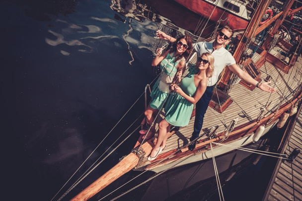 Stylové bohaté přátele baví na luxusní jachtě  - Fotografie, Obrázek