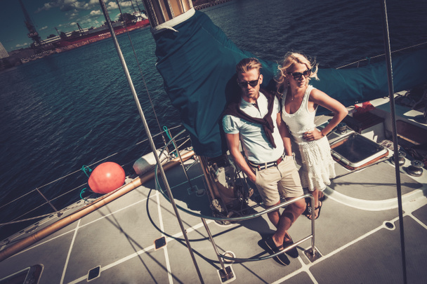 Stijlvolle rijke paar op een jacht  - Foto, afbeelding