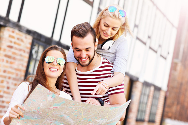 amigos felices turismo con mapa
 - Foto, imagen