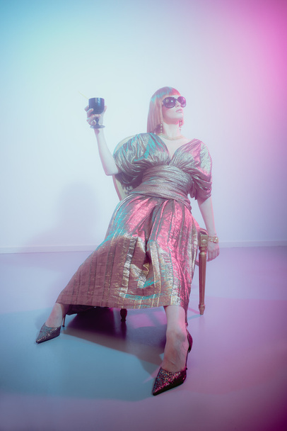 Retro Glam nainen istuu
 - Valokuva, kuva