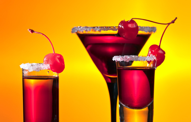 αλκοολούχα ποτά με κεράσια - Φωτογραφία, εικόνα