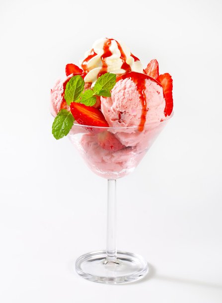 Strawberry ice cream sundae - Foto, afbeelding