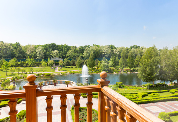 зеленый парк с озером с балкона
 - Фото, изображение