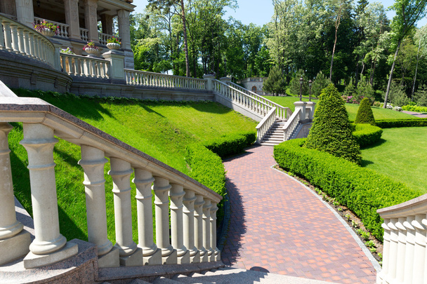 сучасні зеленого парку з кроків - Фото, зображення