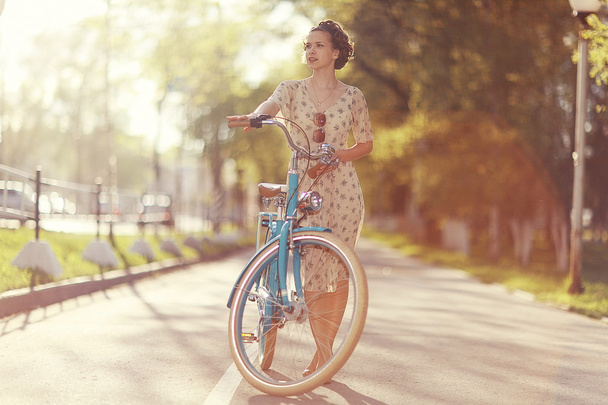 Girl with bike at sunset - Φωτογραφία, εικόνα