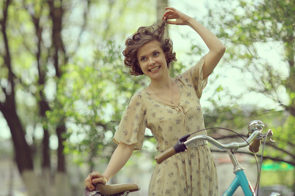 Bisiklet ile mutlu kız - Fotoğraf, Görsel
