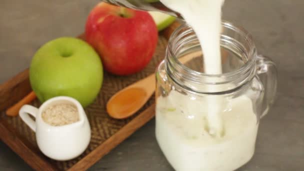 Jabłko z owsa i miód Smoothie w małym słoiku, Stock Video - Materiał filmowy, wideo