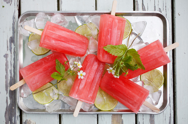 Homemade strawberry popsicles - Foto, afbeelding