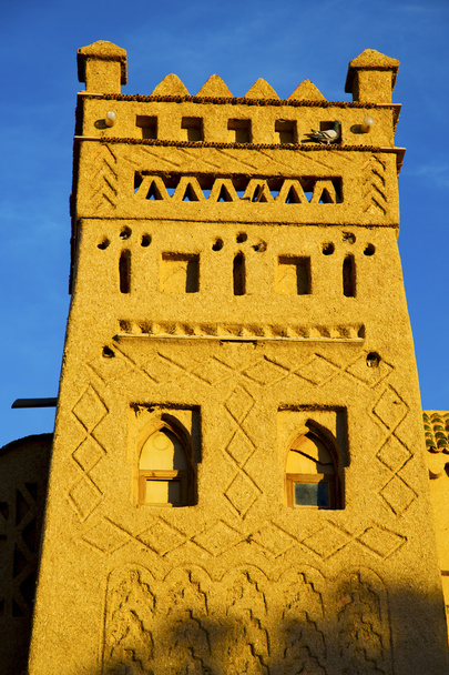 staré hnědé výstavby v Africe Maroko a nebe v blízkosti  - Fotografie, Obrázek