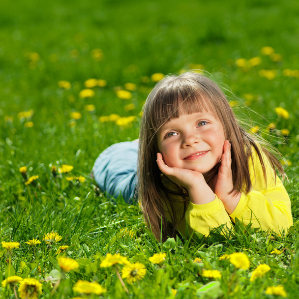 Portrait of a happy little girl in the park - Foto, Imagem