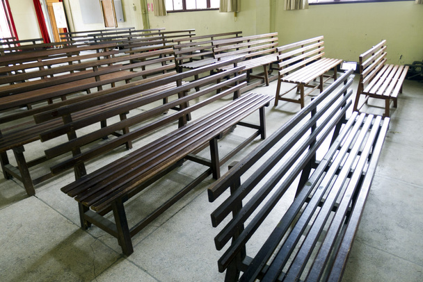 Assentos de igreja de madeira
 - Foto, Imagem