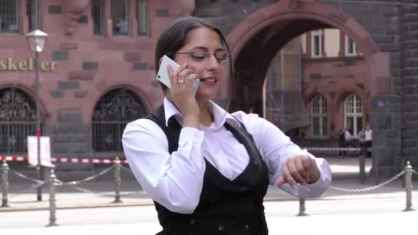 Zakenvrouw teamwork praten met mobiele telefoon in City concept - Video