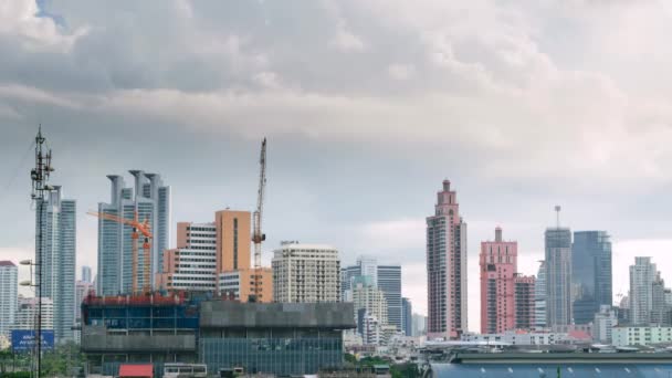 Tag und Kran mit Hochbau in Bangkok Stadt Thailand, Zeitraffer 4k - Filmmaterial, Video