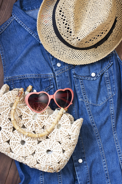 Beach bag, sunglasses  and  hat  on  wooden background - Φωτογραφία, εικόνα