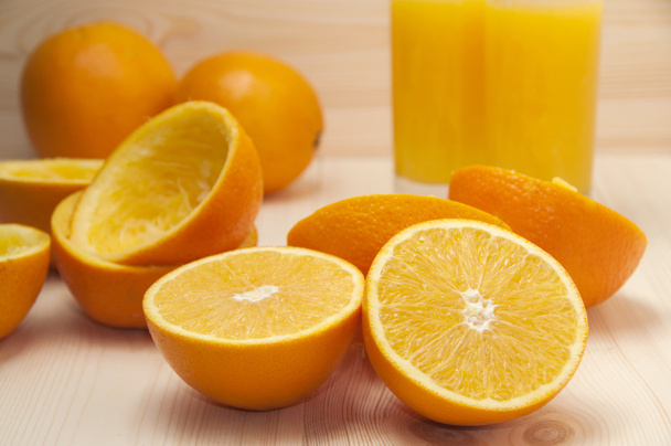 Orange slices for squeezing and fresh orange juice - Foto, immagini