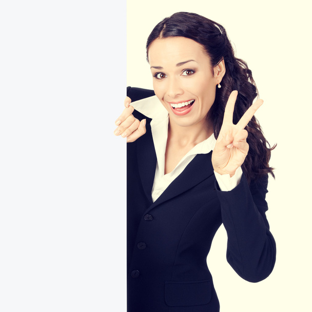 mujer de negocios con letrero en blanco, mostrando dos dedos
 - Foto, Imagen