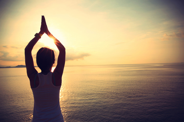 junge Yoga-Frau bei Sonnenaufgang - Foto, Bild