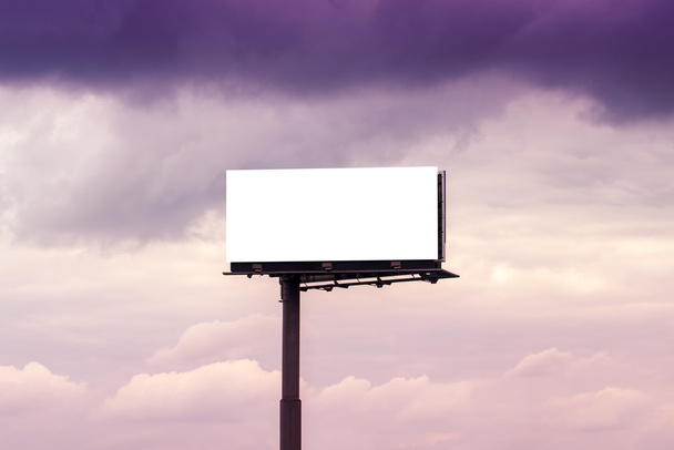 Panneau publicitaire extérieur vierge contre le ciel nuageux
 - Photo, image