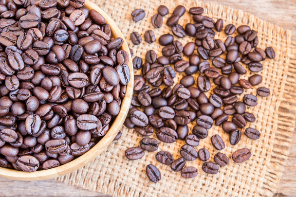 pražená kávová zrna v dřevěné misce - Fotografie, Obrázek