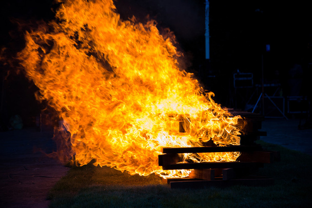 Lagerfeuer verbrennt Holz - Foto, Bild