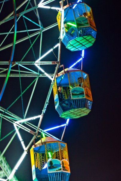 enjoy the big wheel in the amusement park in Delhi - Fotoğraf, Görsel
