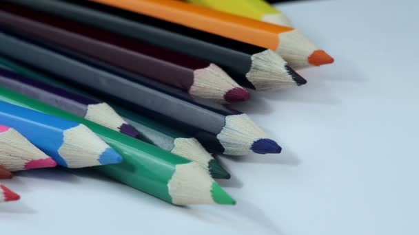 Gekleurde potloden, zachtjes roteren op wit papier - Video