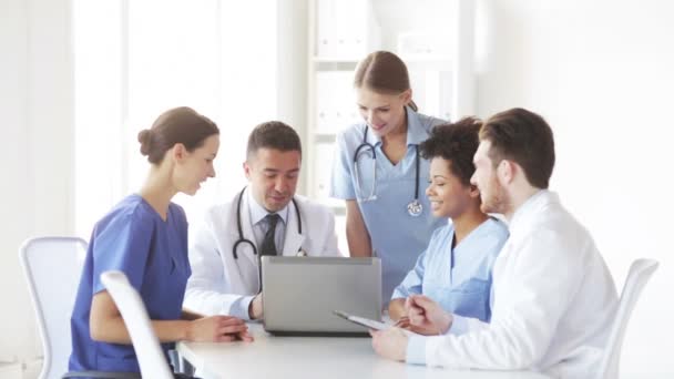 groupe de médecins avec ordinateur portable réunion à l'hôpital
 - Séquence, vidéo