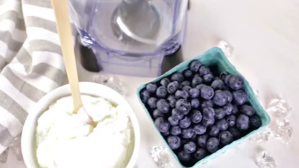 Ingredients for smoothie with plain yogurt and berries - Video, Çekim