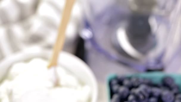 Ingredientes para smoothie com iogurte simples e bagas
 - Filmagem, Vídeo