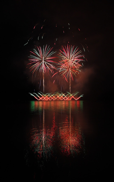 Красочные фейерверки с отражением на озере
. - Фото, изображение