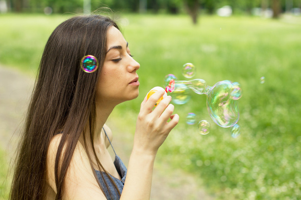 Mujer joven soplando burbujas - Foto, imagen