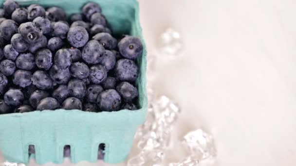 Інгредієнти для смузі з простим йогуртом та ягодами
 - Кадри, відео