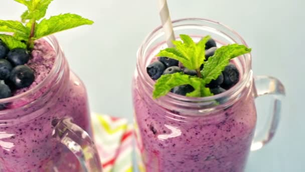 smoothie blueberry świeżych organicznych - Materiał filmowy, wideo