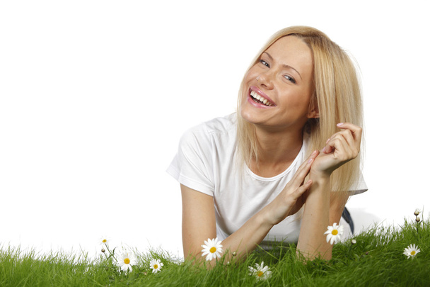 vrouw op gras met bloemen - Foto, afbeelding